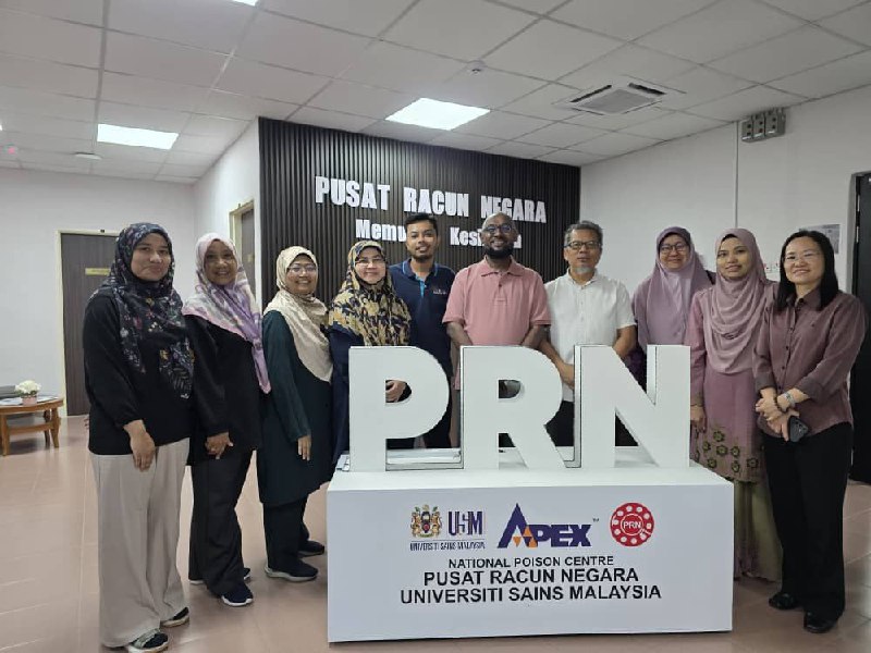 Bergambar bersama warga PRN di pejabat