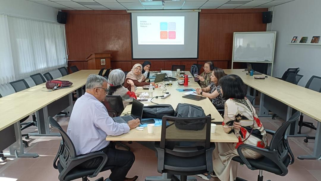 Slot pembentangan dan perbincangan bersama pegawai farmasi DPIS
